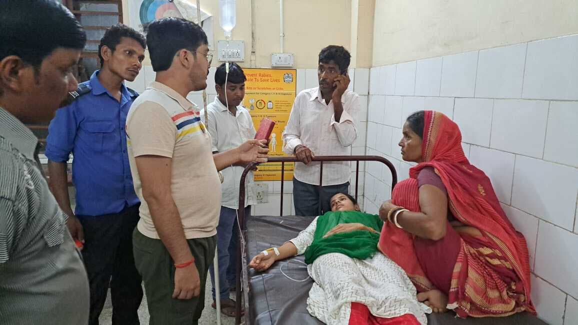 युवती को काटा सांप, बिगड़ी तबीयत, रेफर