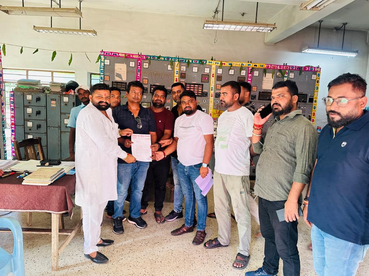 बिजली की समस्या को लेकर मुख्य पार्षद प्रतिनिधि ने एसडीओ को सौंपा ज्ञापन