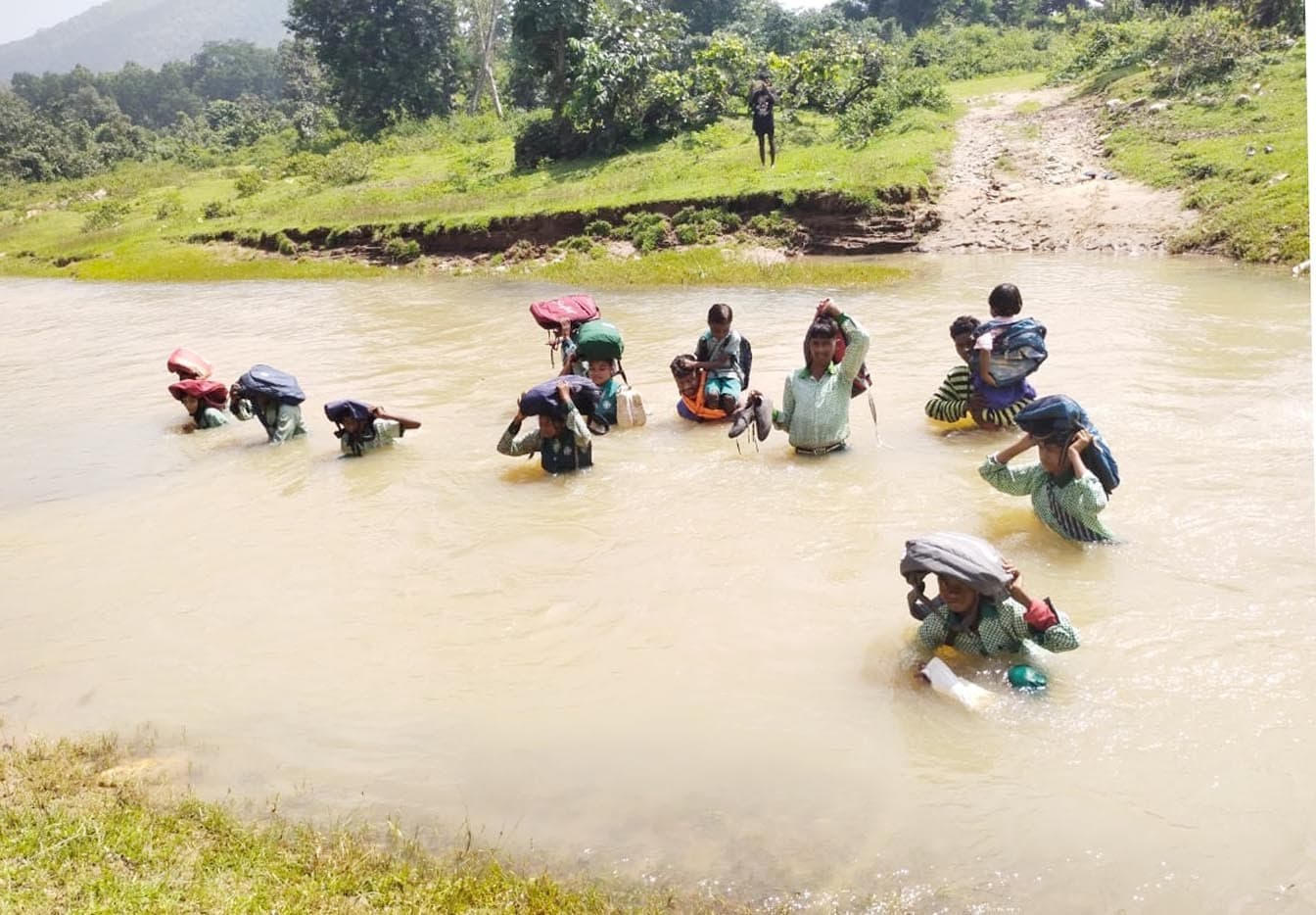 नदी का जलस्तर बढ़ने पर स्कूल नहीं जाते लोहरा गांव के बच्चे