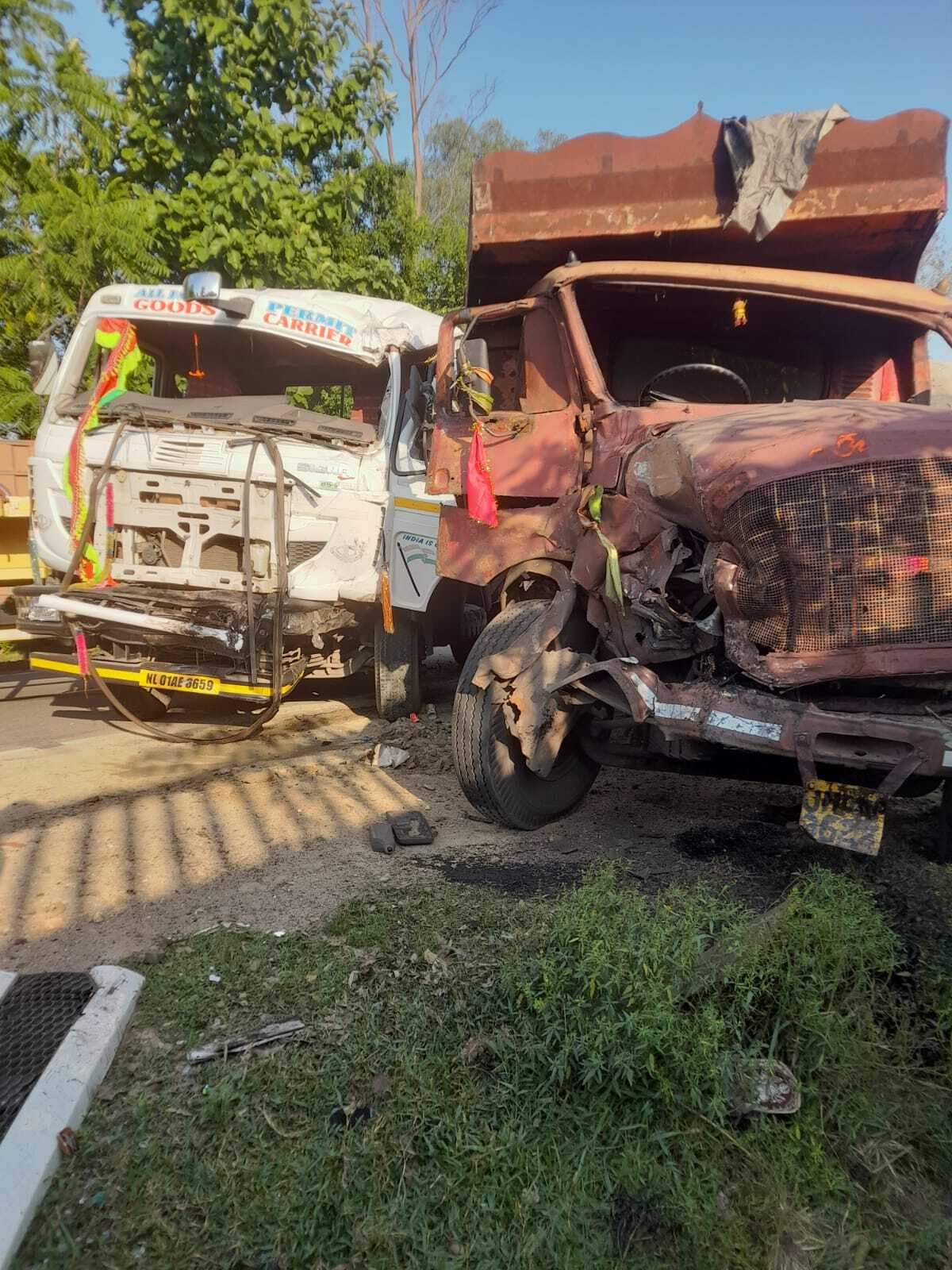 टेलर व डंपर की हुई टक्कर, चालक गंभीर