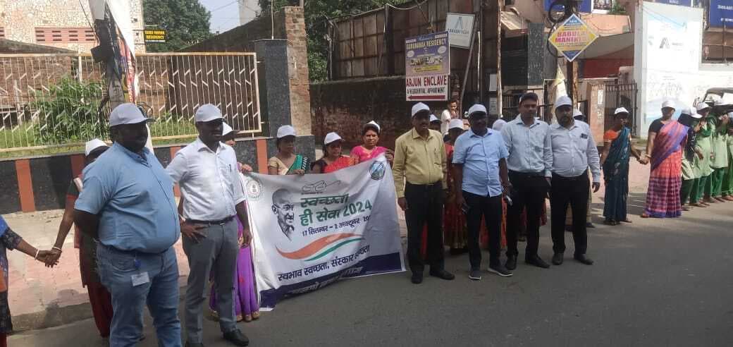 मानव शृंखला बनाकर मानगो निगम ने लोगों को दिया स्वच्छता का संदेश