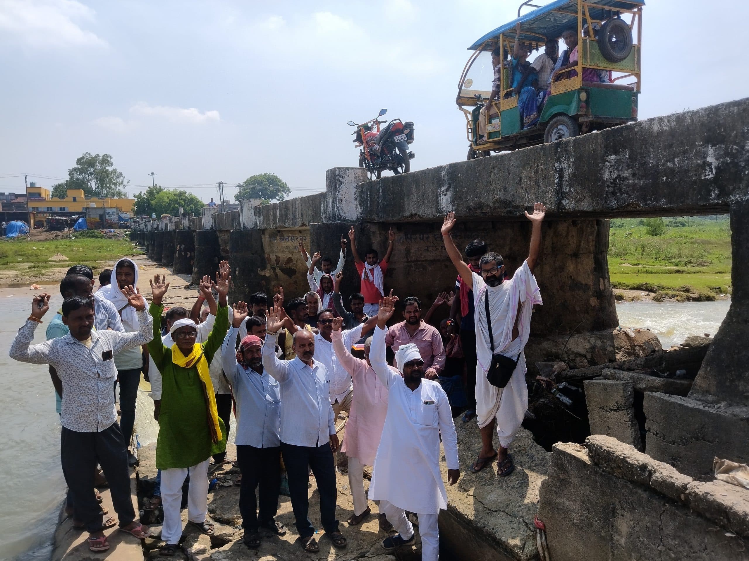 जर्जर पुल के जीर्णोद्धार की मांग को लेकर सामाजिक संगठनों ने किया प्रदर्शन