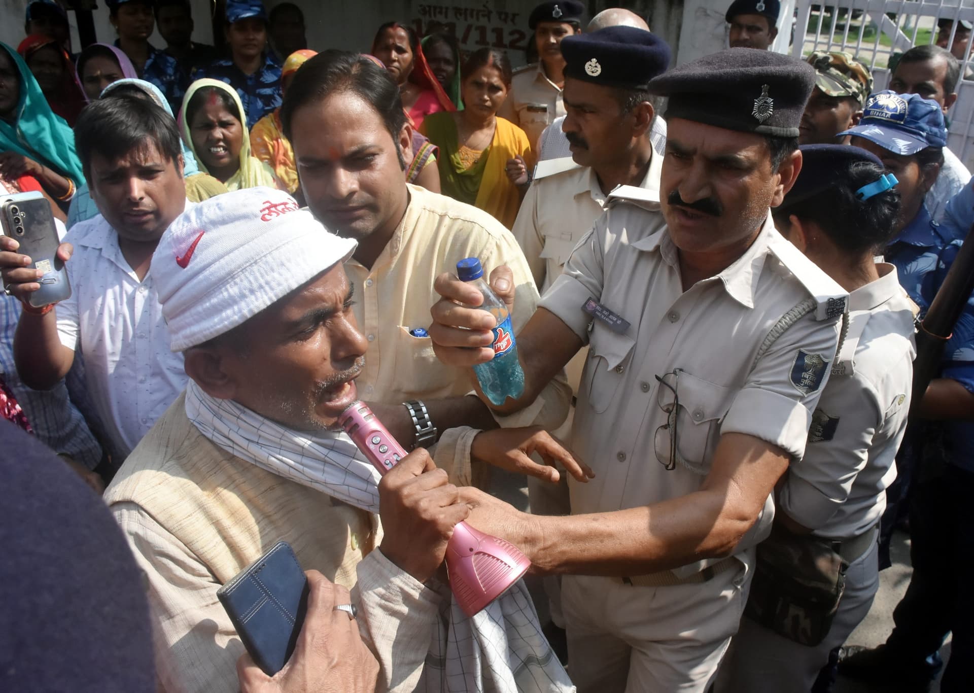 समाहरणालय गेट के पास सामूहिक आत्मदाह का प्रयास, 10 लोगों को पुलिस ने हिरासत में लिया