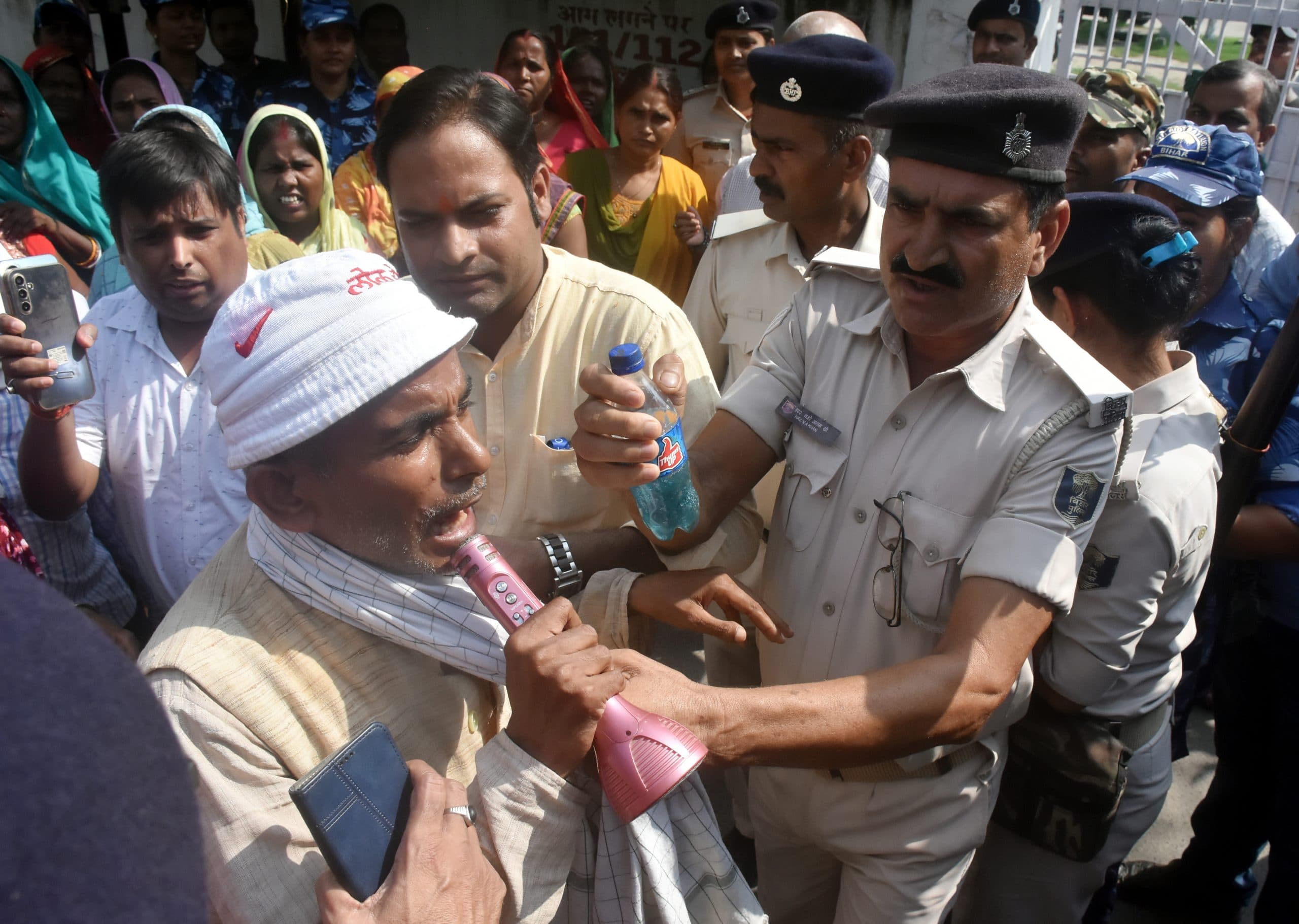 समाहरणालय गेट के पास सामूहिक आत्मदाह का प्रयास, 10 लोगों को पुलिस ने हिरासत में लिया
