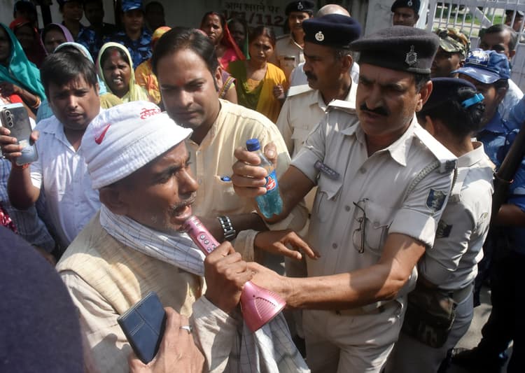 समाहरणालय गेट के पास सामूहिक आत्मदाह का प्रयास, 10 लोगों को पुलिस ने हिरासत में लिया