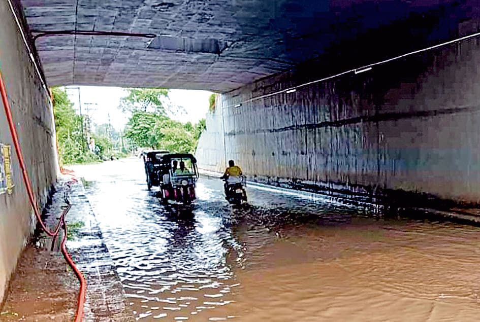 पूर्व बर्दवान के बड़शूल अंडरपास में भरा पानी, लोगों की बढ़ी परेशानी