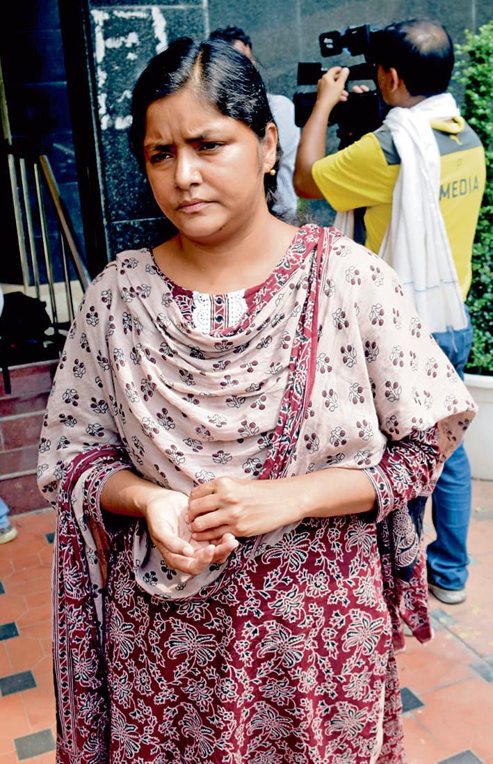 सीबीआइ ने डीवाइएफआइ नेता मीनाक्षी मुखर्जी से की पूछताछ