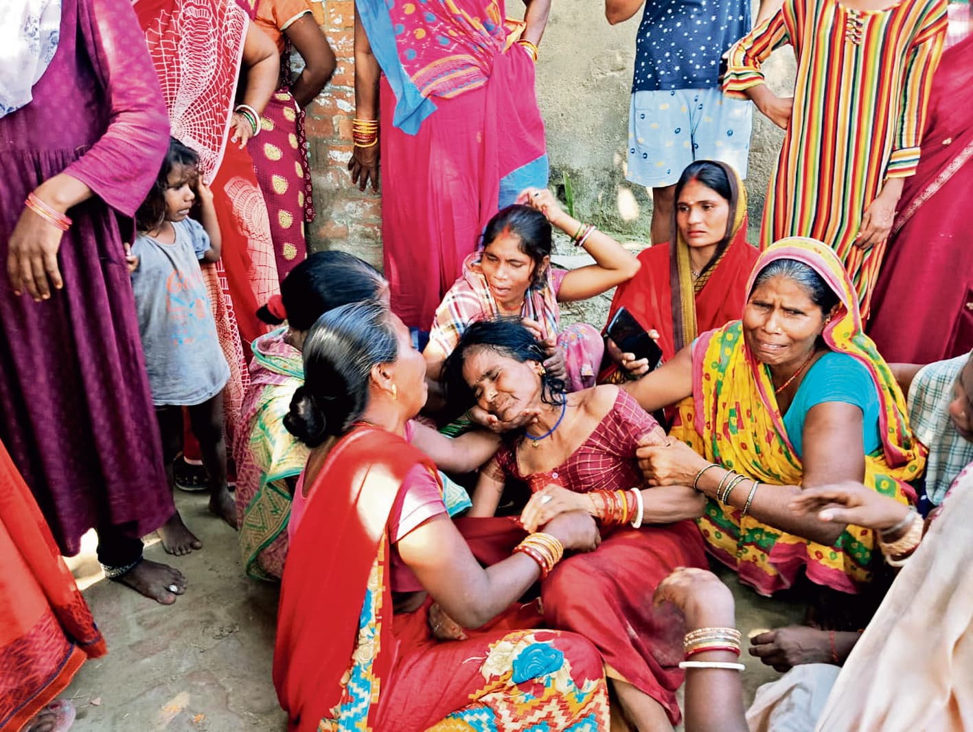 Chhapra News : खेत की घेराबंदी के लिए लगाये गये बिजली प्रवाहित तार की चपेट में आने से किसान की गयी जान