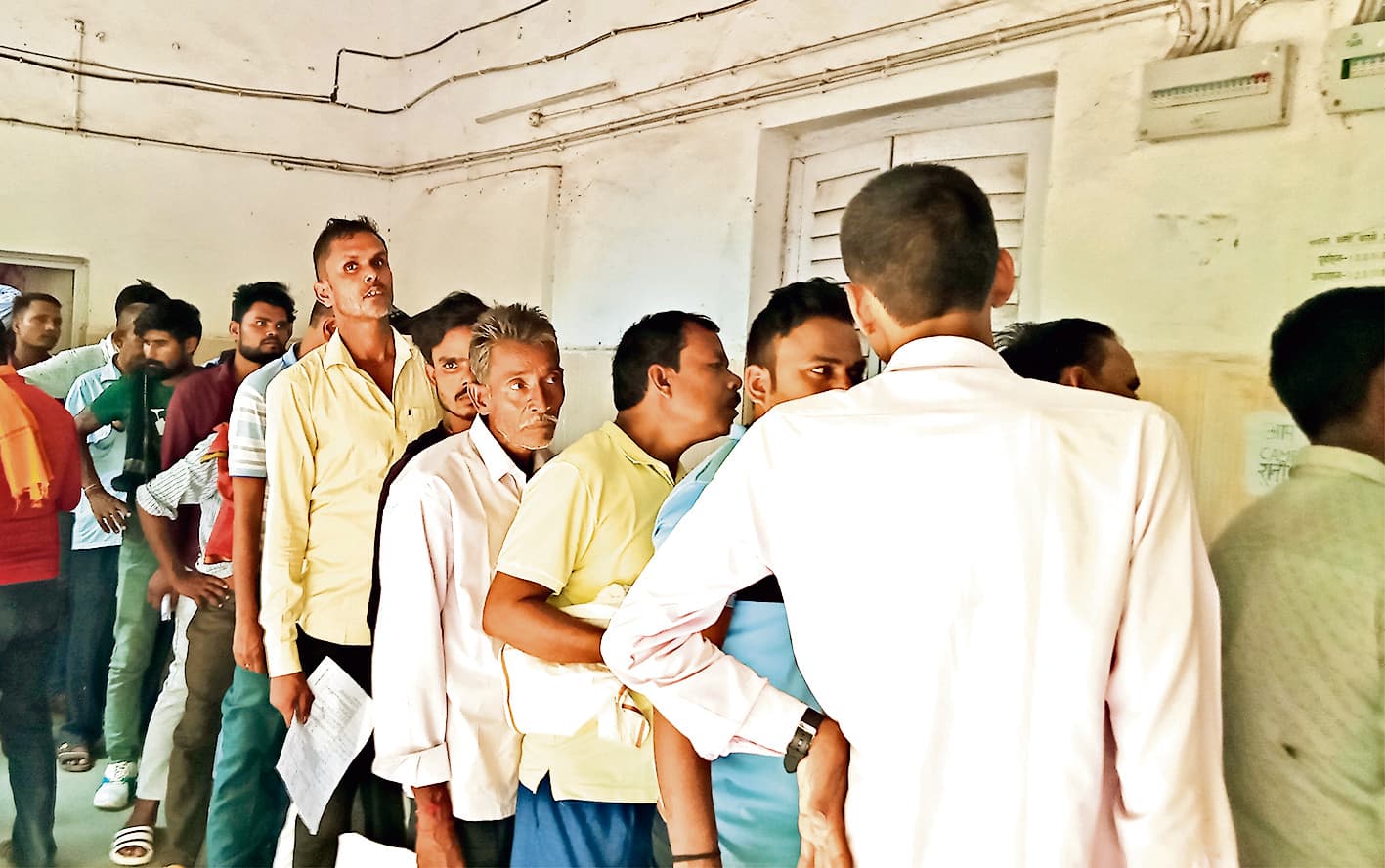 Chhapra News : शिविर में कागजात जमा करने की मची होड़