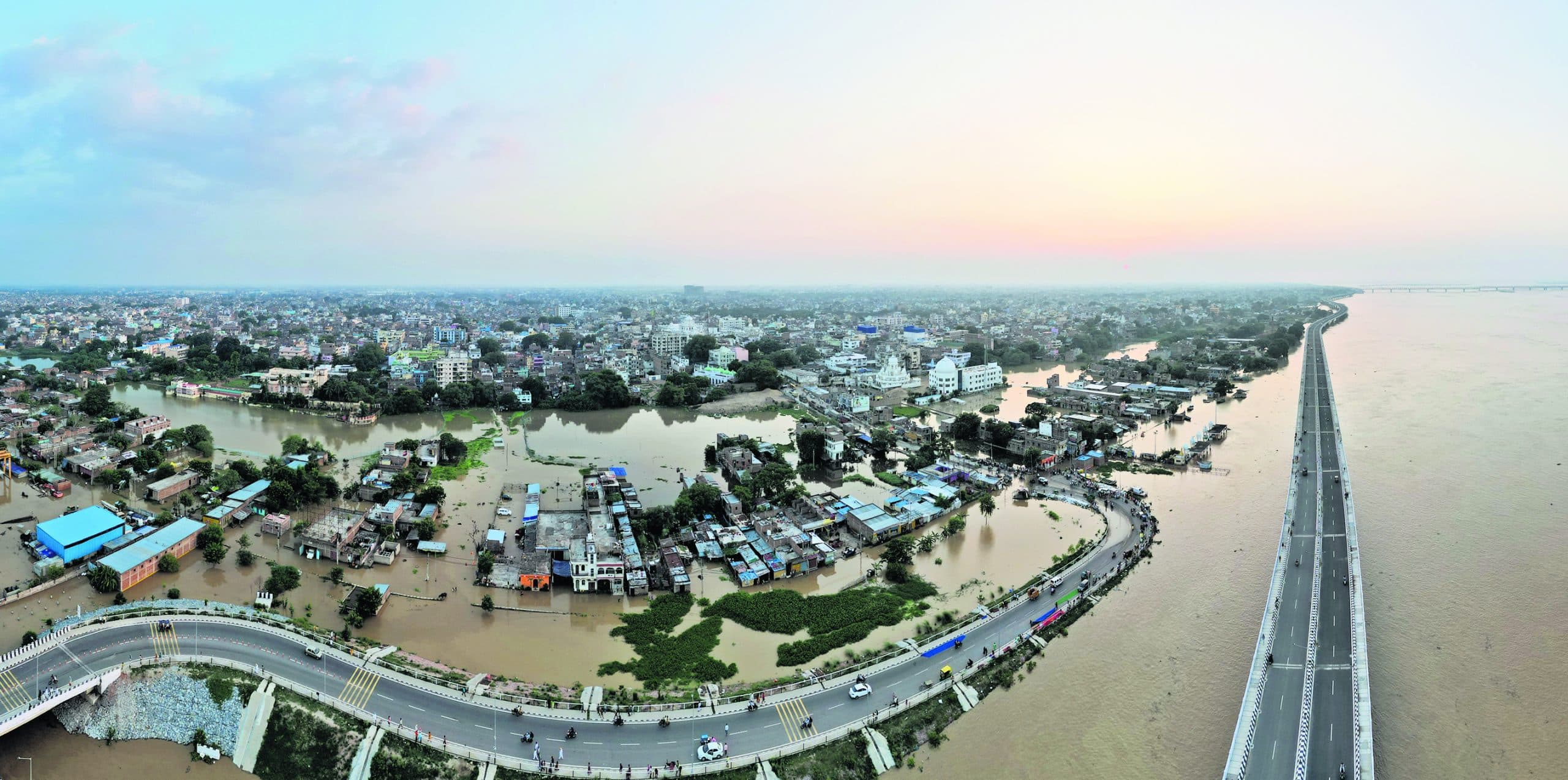 पहलवान घाट से नाव के सहारे लोग पहुंच रहे जेपी गंगा पथ, बिंद टोली में बढ़ा संकट