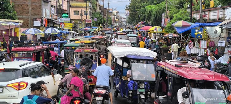 Giridih News: नगर निगम क्षेत्र में जाम की समस्या से नहीं मिल पा रही है निजात