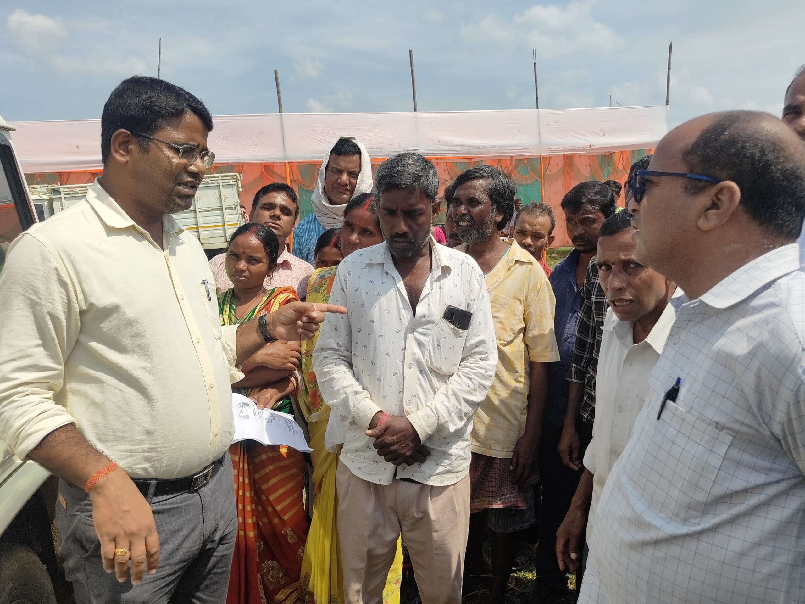 Bokaro News: पांच माह से चावल नहीं मिलने पर कार्डधारियों ने बीडीओ का किया घेराव