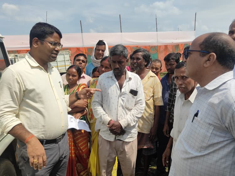 Bokaro News: पांच माह से चावल नहीं मिलने पर कार्डधारियों ने बीडीओ का किया घेराव