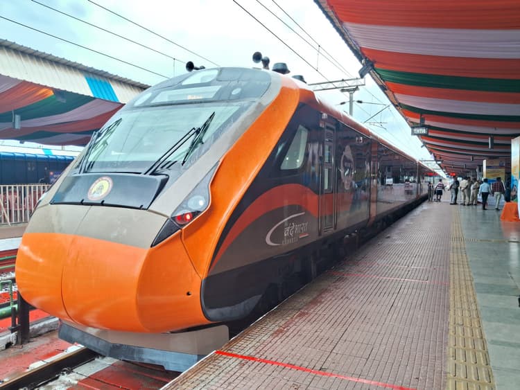 Jamshedpur News :   वंदे भारत ट्रेन में यात्रियों का टोटा, 50 फीसदी सीटें रह रही खाली