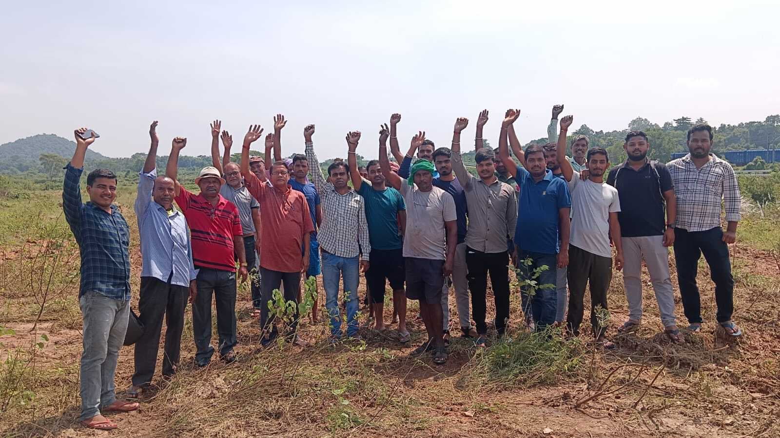 Dhanbad News: खेसमी के रैयतों ने रोका फ्रेट कॉरिडोर का काम