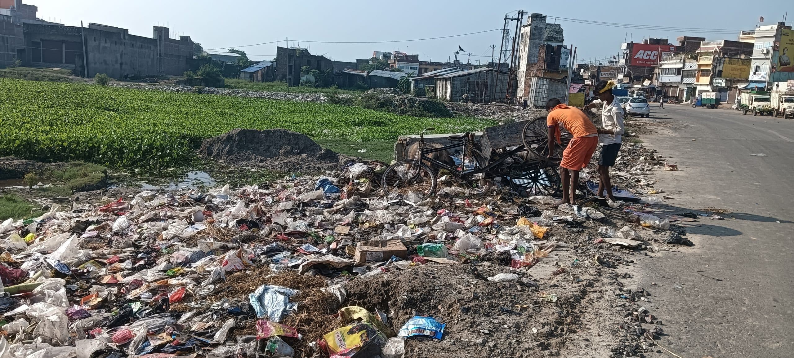 लोगों को जागरूक कर खुद सार्वजनिक स्थलों पर गिरा रहा कचरा
