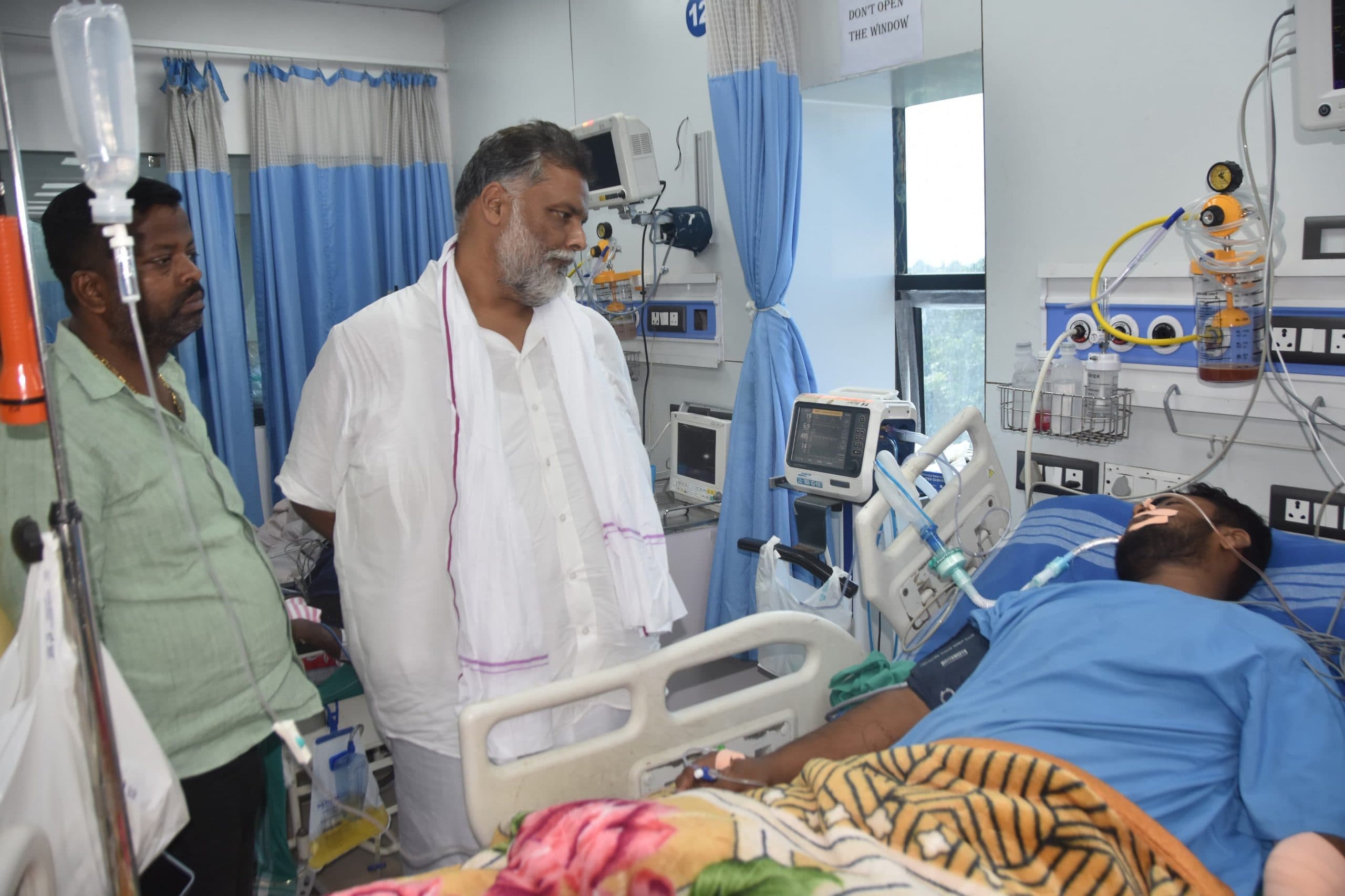 गोलीबारी में घायल युवक से पप्पू यादव ने की मुलाक़ात