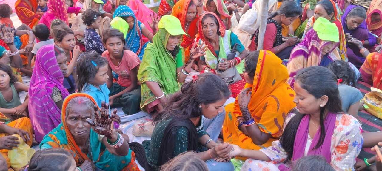 स्वच्छता के प्रति जागरूकता को लेकर मनरेगा चला रहा मेहंदी अभियान