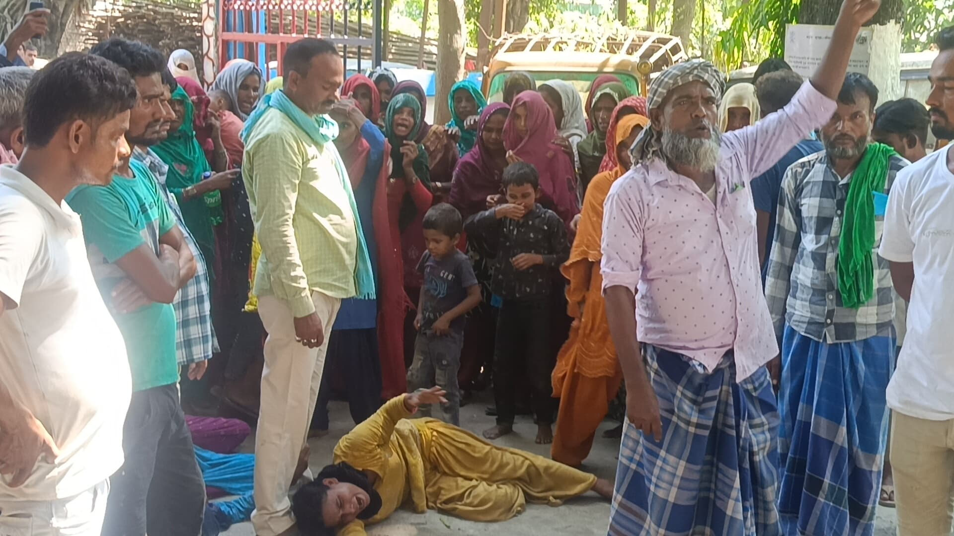 लापता युवक की बरामदगी की मांग लेकर परिजनों ने थाना में  किया हंगामा