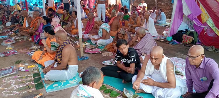 Gaya News : नेपाल व भूटान से भी पहुंचे पिंडदानी, कहा- यहां आकर मिला सुकून