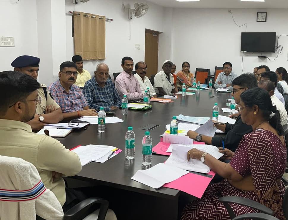 माता-पिता, वरिष्ठ नागरिकों, दिव्यांगों व मंद बुद्धि वाले लोगों को दें योजना का लाभ. डीएम