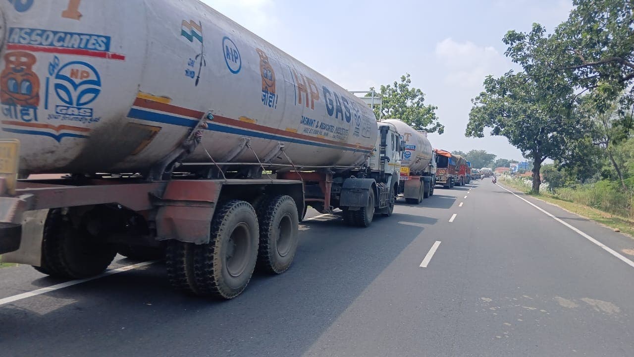 बंगाल पुलिस ने रूनाकुड़ाघाट चेकपोस्ट पर मालवाहक वाहनों को रोका