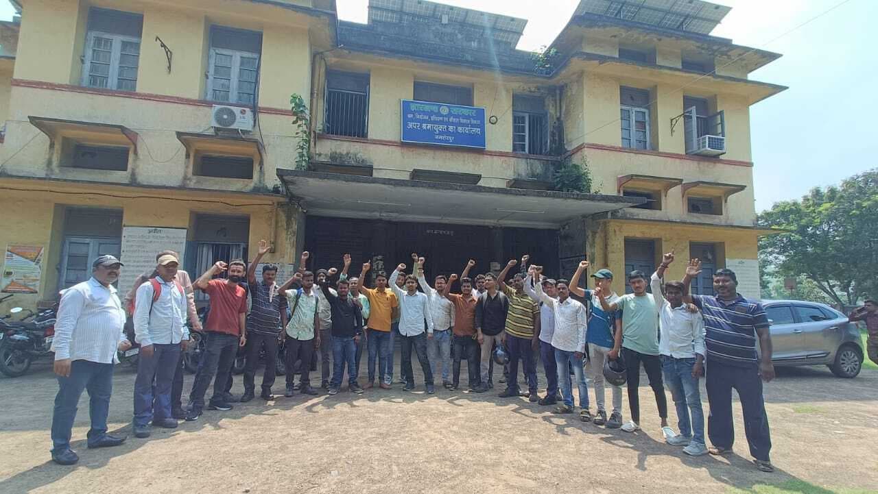 Jamshedpur News : त्रिपक्षीय वार्ता विफल, कर्मियों ने किया प्रदर्शन