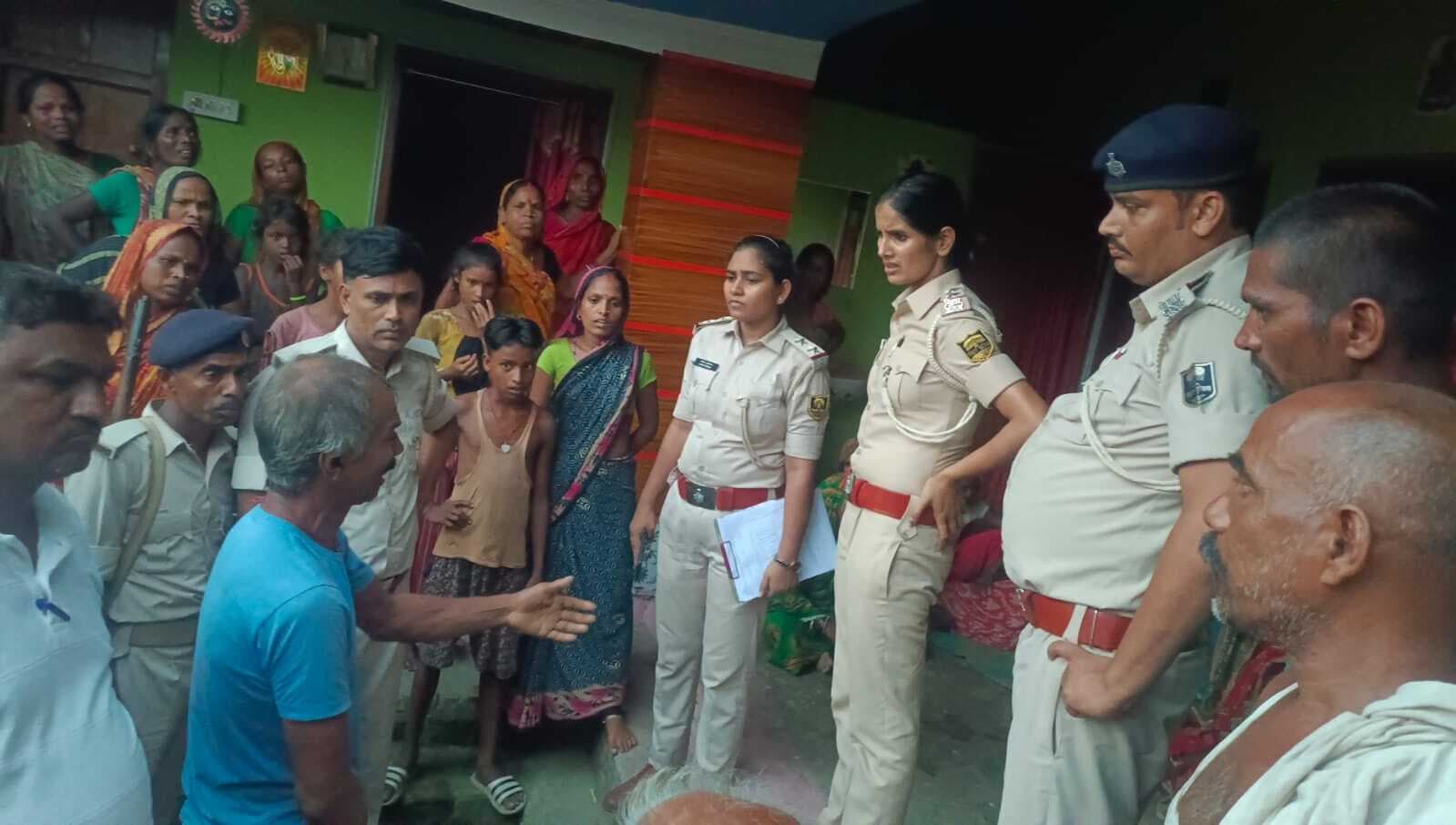 अलग-अलग खाताधारकों के खाते से बैंक कर्मी ने जालसाजी कर निकाले एक लाख 40 हजार