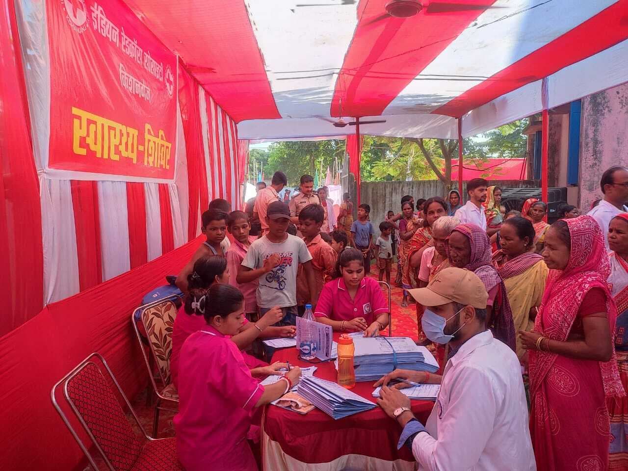 राज्यपाल को देखने उमड़ी ग्रामीणों की भीड़, मेडिकल किट पाकर फूले नहीं समा रहे थे आदिवासी परिवार के लोग