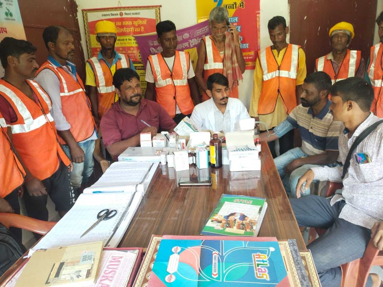 स्वच्छता को ले कर्मियों व विकास मित्रों के लिए स्वास्थ्य कैंप आयोजित