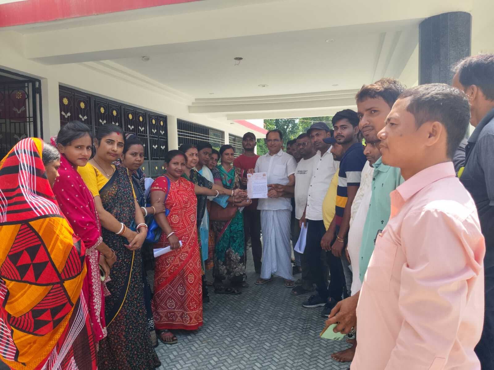 जीविका दीदियों ने राजद विधायक को सौंपा दस सूत्री मांग पत्र