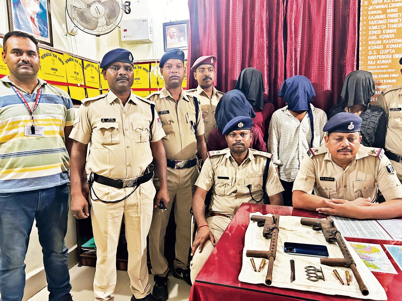 Gaya News : गया जंक्शन पर हथियार के साथ चार गिरफ्तार