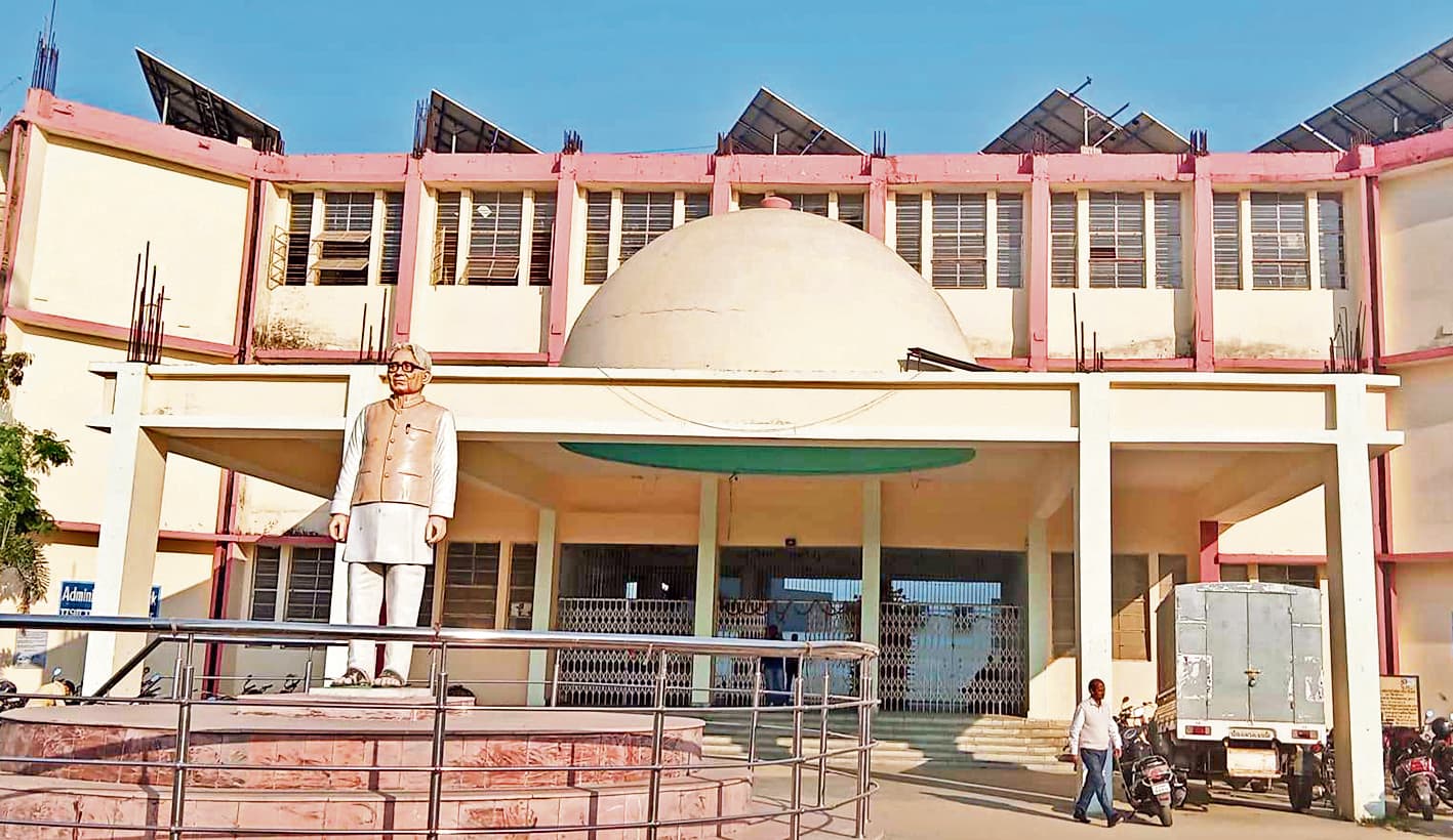 Chhapra News : कई प्रमुख विषयों में इस साल नामांकन की नहीं दिखी प्रतिस्पर्धा