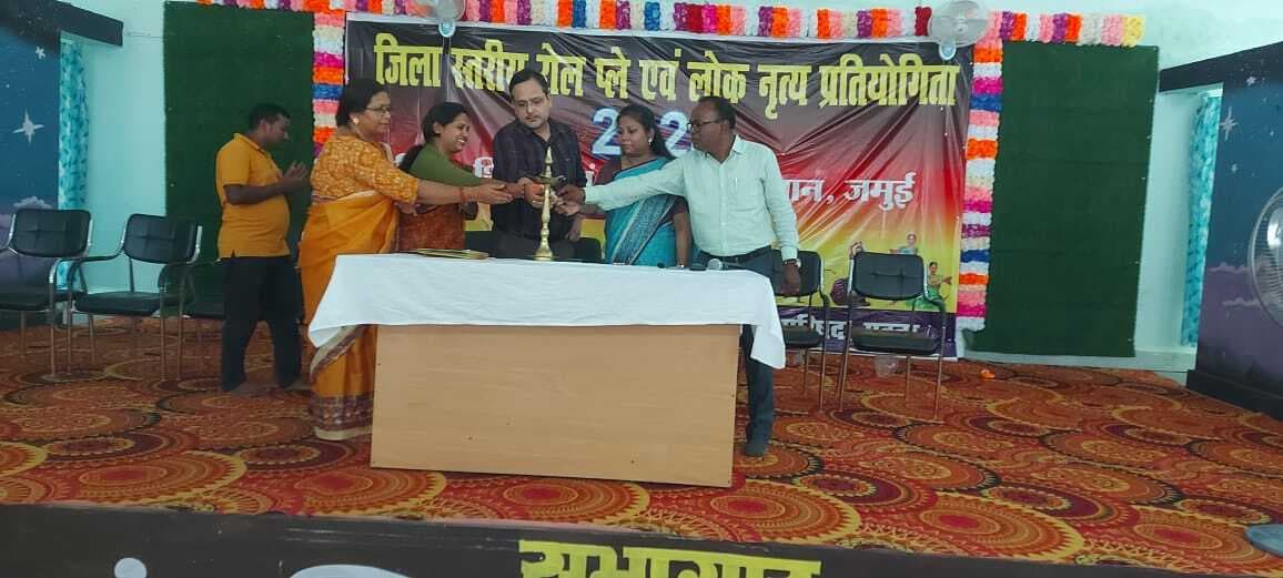 बच्चों के लोक-नृत्य की प्रस्तुति देख मंत्रमुग्ध हुए दर्शक