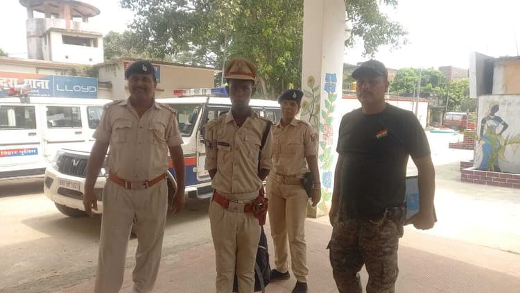 आइपीएस की वर्दी पहनकर जिप अध्यक्ष के आवास के सामने घूमते संदिग्ध युवक गिरफ्तार