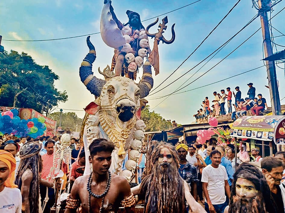 Gopalganj News : हथुआ महावीरी अखाड़े में डीजे पर अश्लील गीत बजाकर नर्तकियों ने खूब लगाये ठुमके