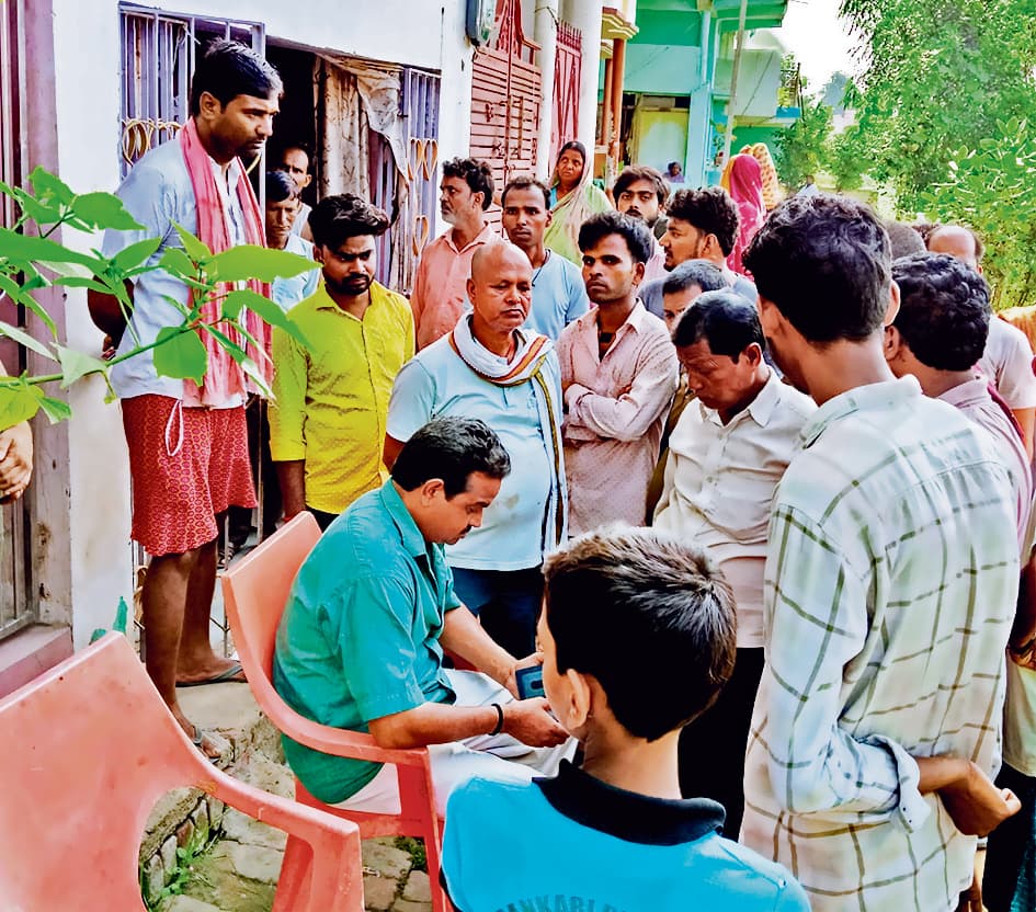 Gopalganj News : बिजली के खंभे में दौड़ा करेंट, फल व्यवसायी की मौत, व्यवसायियों ने जताया आक्रोश