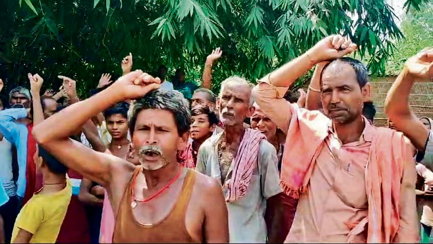 HAJIPUR NEWS : युवक को गिरफ्तार करने के विरोध में ग्रामीणों ने किया प्रदर्शन, नारेबाजी