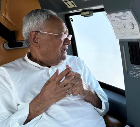 बाढ़ से पीड़ित लोगों की करें मदद