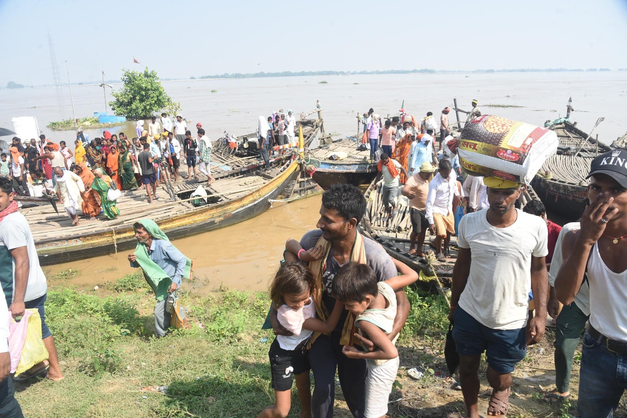 तीन दिनों की वृद्धि के बाद स्थिर हुआ गंगा का जल स्तर
