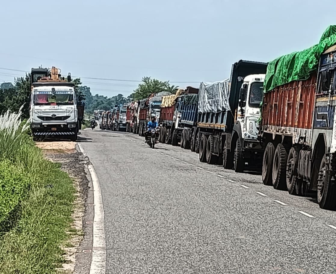 Bokaro News: चंदनकियारी व पिंड्राजोरा से सटे बंगाल सीमा पर वाहनों की लगी लंबी कतार