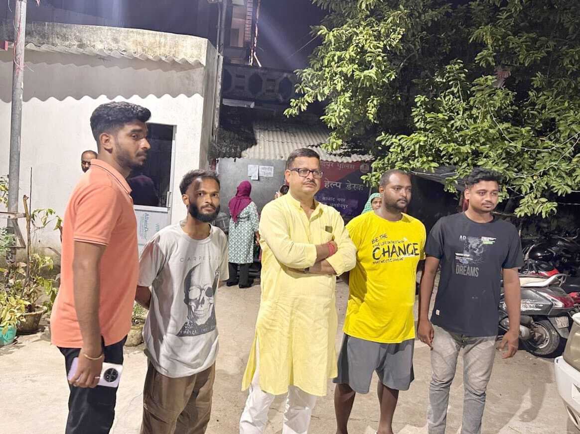 Jamshedpur News : पहले कॉलेज, फिर सड़क पर छात्रा के साथ तीन युवकों ने की छेड़खानी, एक पकड़ाया