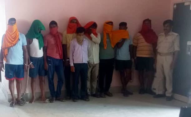 दो महिला तस्कर समेत 10 शराबी धराया