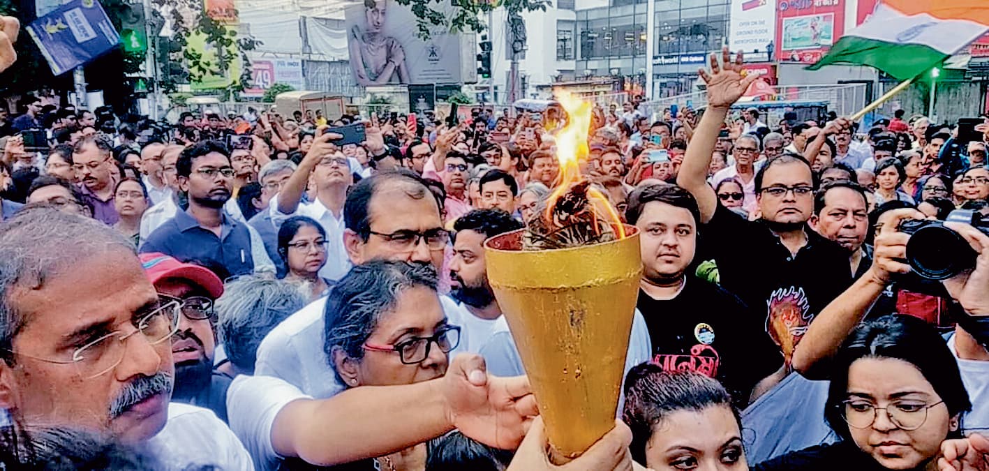 आरजी कर कांड : नागरिक समाज ने निकाला मशाल जुलूस