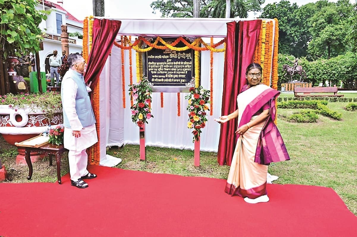 राजभवन में मूर्ति गार्डेन का उदघाटन