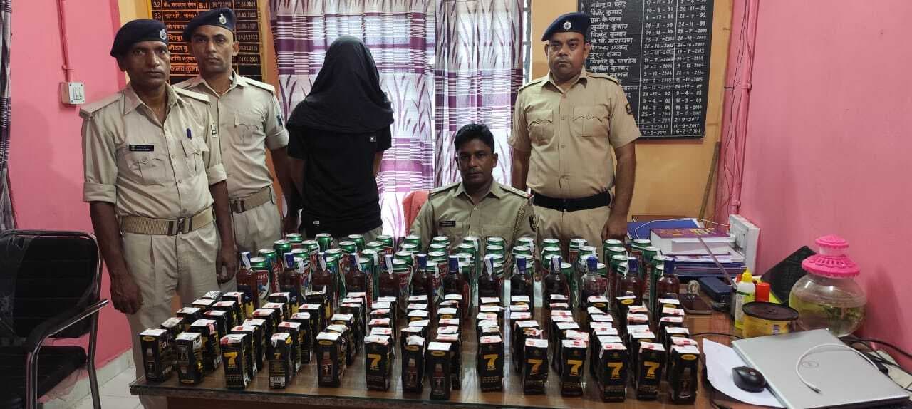 कार से बड़ी मात्रा में अंग्रेजी शराब व बियर जब्त