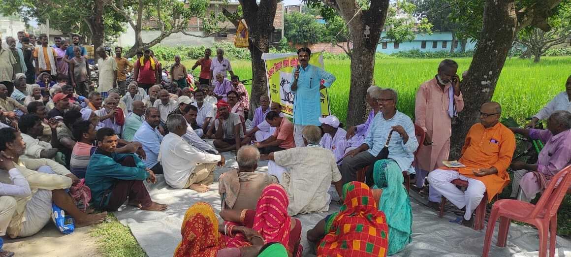भूमि सर्वेक्षण में उत्पन्न हो रही समस्या के खिलाफ रैयतों ने प्रखंड कार्यालय के समक्ष दिया धरना