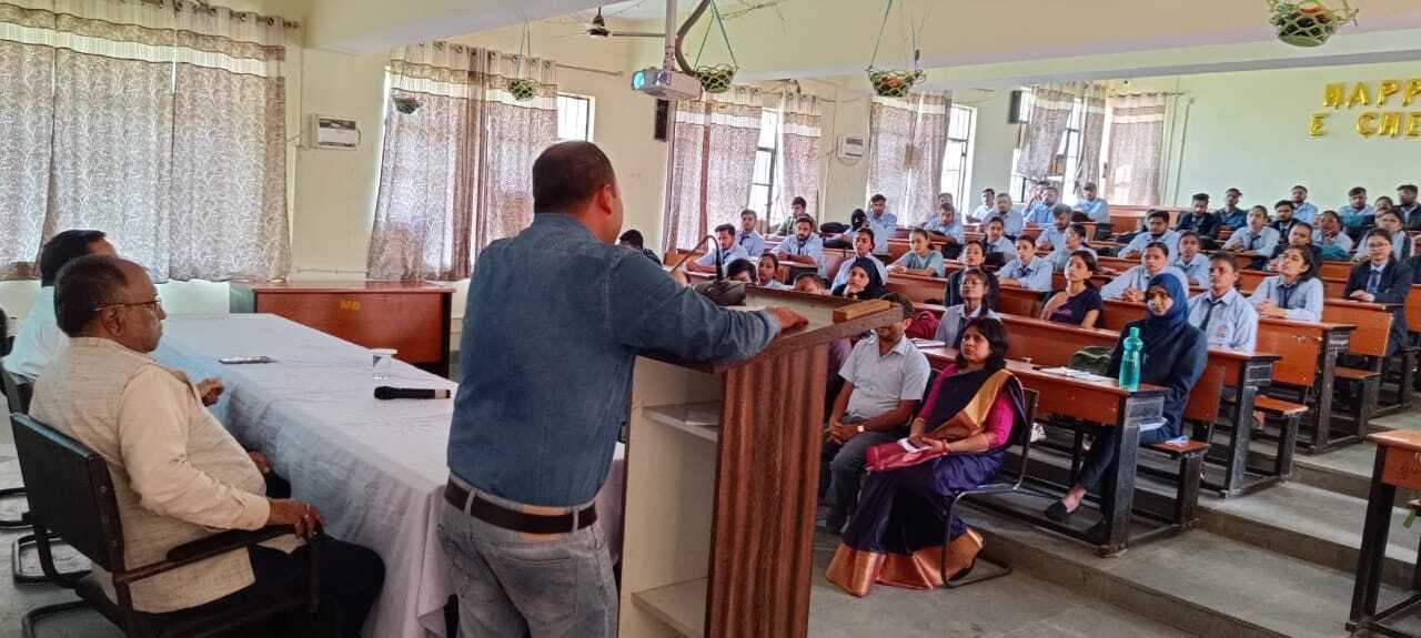 स्नाकोत्तर अंग्रेजी विभाग में इंडक्शन मीट