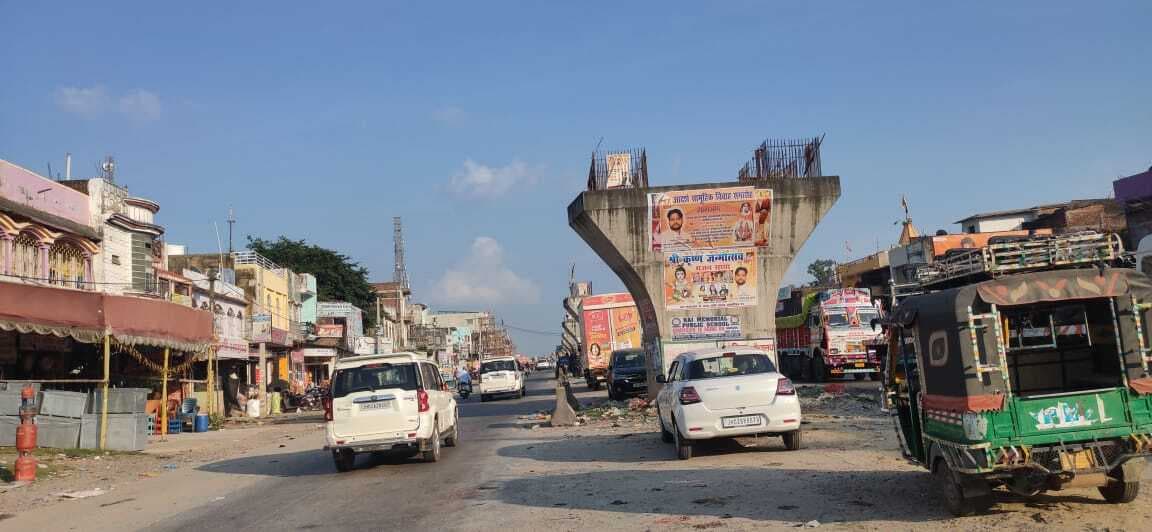 सड़क के बीचो बीच पिलर से रोज हो रही दुर्घटनाएं