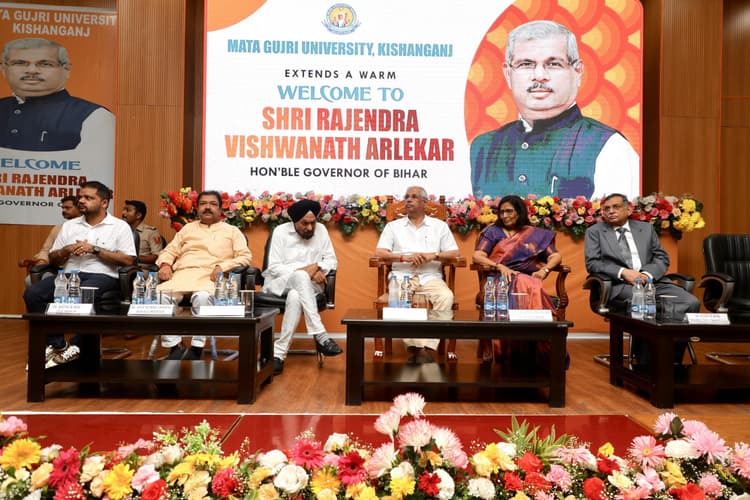 समाज की सेवा को प्राथमिकता दें मेडिकल छात्र: राज्यपाल